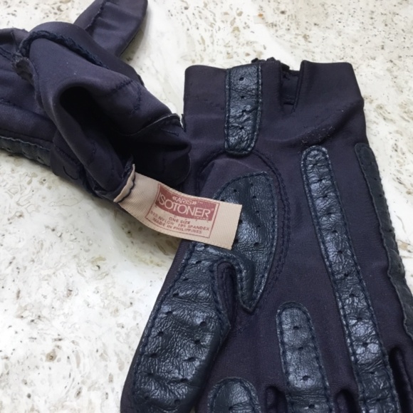 Isotoner Women’s Dark Navy Gloves - Picture 3 of 4